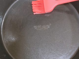 16、家庭自制凉皮,披萨盘刷油