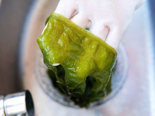 1、凉拌裙带菜,我选用的是盐津裙带菜,搓洗几遍,去掉多余的盐分及沙子,冷水浸泡至完全涨发