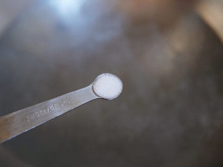 2、凉拌裙带菜,水开后加一克盐