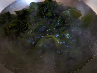 3、凉拌裙带菜,海裙带入水中煮十分钟,捞出,自然晾凉