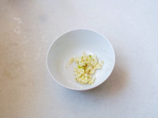 4、凉拌裙带菜,碗中加入蒜蓉