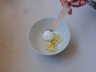 5、凉拌裙带菜,白糖六克,提鲜增香,凉拌菜不能缺的调味料