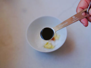 6、凉拌裙带菜,低盐原汁酱油十五毫升调味调色