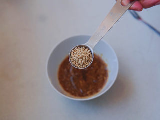 11、凉拌裙带菜,再加入一勺熟芝麻,凉拌菜的最佳伴侣