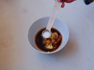 9、凉拌裙带菜,一克味精,提鲜增香