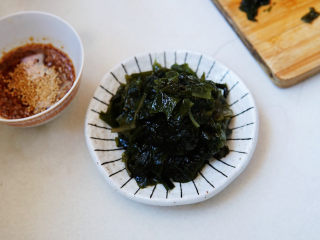 13、凉拌裙带菜,码放入盘