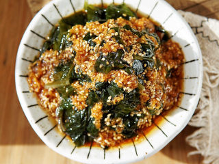 15、凉拌裙带菜,吃的时候拌匀即可,咸鲜微辣,大蒜即可杀菌,又会增加味蕾的享受,裙带菜经过焯烫,口感刚刚好,脆嫩爽滑,还有芝麻的干香,美味极了