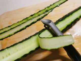 3、凉拌黄瓜卷,用削皮刀刮出薄片