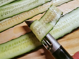 4、凉拌黄瓜卷,越薄越好 