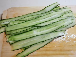 5、凉拌黄瓜卷,全部都做好