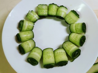 7、凉拌黄瓜卷,码放盘中