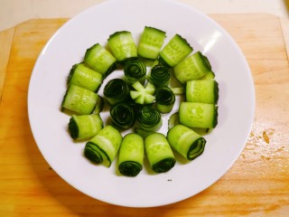 8、凉拌黄瓜卷,将剩余的码放中间