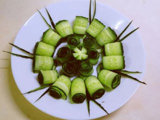 9、凉拌黄瓜卷,用第一刀切下的黄瓜皮 切丝装饰盘边 
