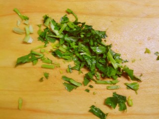 12、凉拌黄瓜卷,香菜切碎