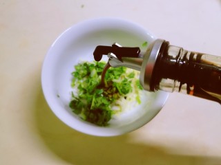 13、凉拌黄瓜卷,香菜碎 葱碎 蒜碎放入碗中 倒入酱油 醋 蚝油 白糖 芝麻油 拌匀