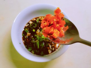 14、凉拌黄瓜卷,放入剁辣椒