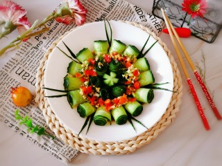 16、凉拌黄瓜卷,将料汁浇到黄瓜卷上面 吃的时候拌一拌即可