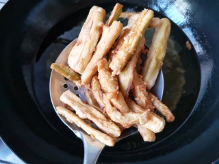 9、避风塘茄子,炸至表面金黄挺实后沥油捞出。