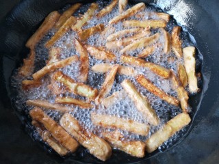 10、避风塘茄子,再复炸一下，时间不可过长，然后沥油捞出备用，或用吸油纸吸一下油。