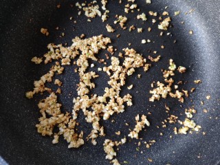 12、避风塘茄子,翻炒至蒜末变成金黄色。