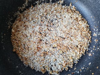 14、避风塘茄子,翻炒均匀至面包糠变脆（我用的面包糠是含椒盐的，有咸味，就没有再放盐，只加了点鸡精调味；如果用原味面包糠的朋友们根据个人口味适量加盐调味）。