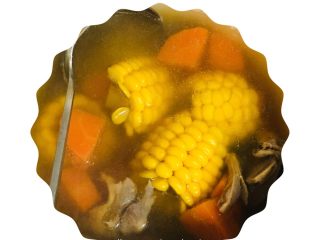 2、胡萝卜????玉米排骨汤,将冷藏室的排骨放保鲜室，隔天一早焯水，煮熟倒入炖锅，开启预约功能3小时