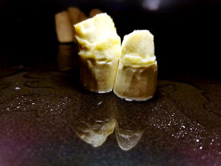 2、黄焖冬笋鸡,冬笋