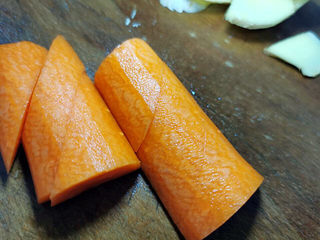 5、黄焖冬笋鸡,红萝卜切块