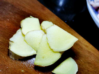 7、黄焖冬笋鸡,姜切片