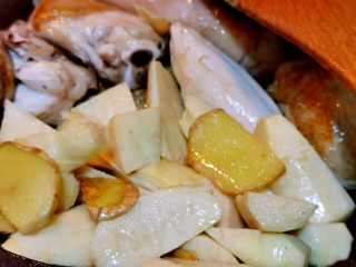 11、黄焖冬笋鸡,继续翻炒至冬笋上色