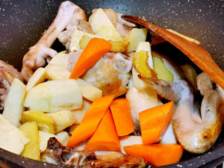 12、黄焖冬笋鸡,加入红萝卜