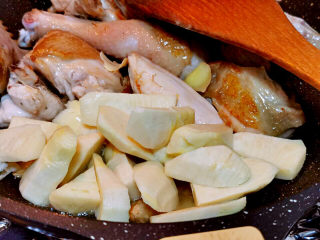 10、黄焖冬笋鸡,下冬笋块