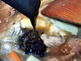 13、黄焖冬笋鸡,加入黄焖鸡酱