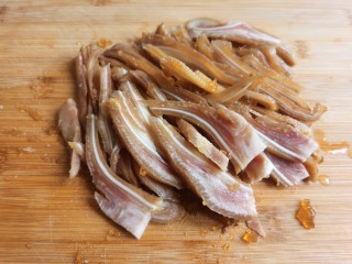 2、凉拌猪耳朵,猪耳朵切成薄片。