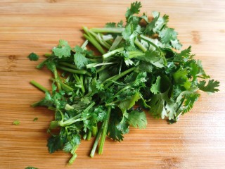 3、凉拌猪耳朵,香菜洗净切成段。