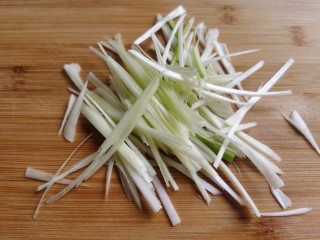 4、凉拌猪耳朵,大葱去掉叶子，取葱白的那一段切成葱丝。