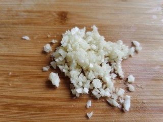 5、凉拌猪耳朵,大蒜去皮 ，切成蒜末。