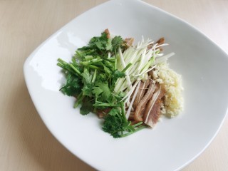 7、凉拌猪耳朵,放入香菜和葱丝。