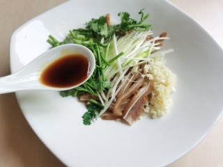 8、凉拌猪耳朵,加入一勺生抽。