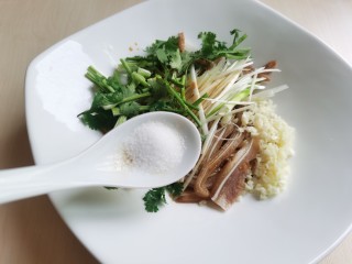 9、凉拌猪耳朵,加入适量白糖。