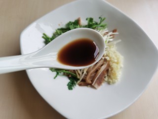 10、凉拌猪耳朵,加入一勺醋。