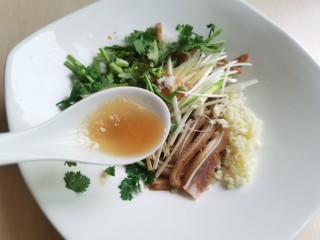 11、凉拌猪耳朵,加入一勺香油。