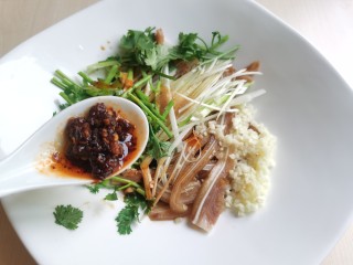 12、凉拌猪耳朵,再加入一勺辣椒酱。