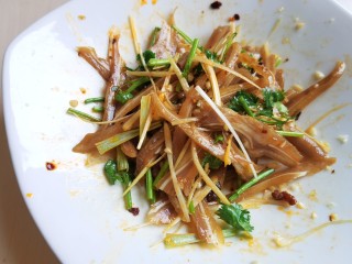 13、凉拌猪耳朵,拌匀。