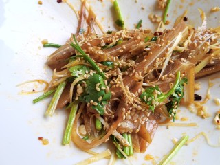 14、凉拌猪耳朵,最后撒上些熟芝麻，味道更香。