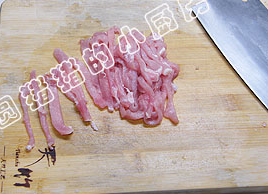 1、京酱肉丝,猪里脊肉先切成0.5CM的薄片，再切成细丝。