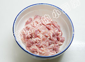 2、京酱肉丝,将肉丝用A腌料腌制20分钟。