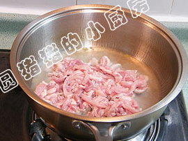 3、京酱肉丝,锅内下油，油温4成热时就放下肉丝快速滑炒。