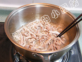 4、京酱肉丝,炒时用筷子拨散，当肉丝变色时马上盛出。
