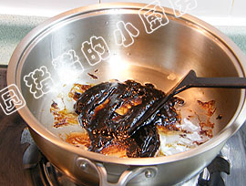 5、京酱肉丝,锅内留底油，放入甜面酱3大匙，砂糖1茶匙炒至出香味。